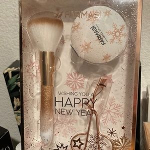 Es una cajita que trae tres accesorios que una dama ocupa totalmente nuevo